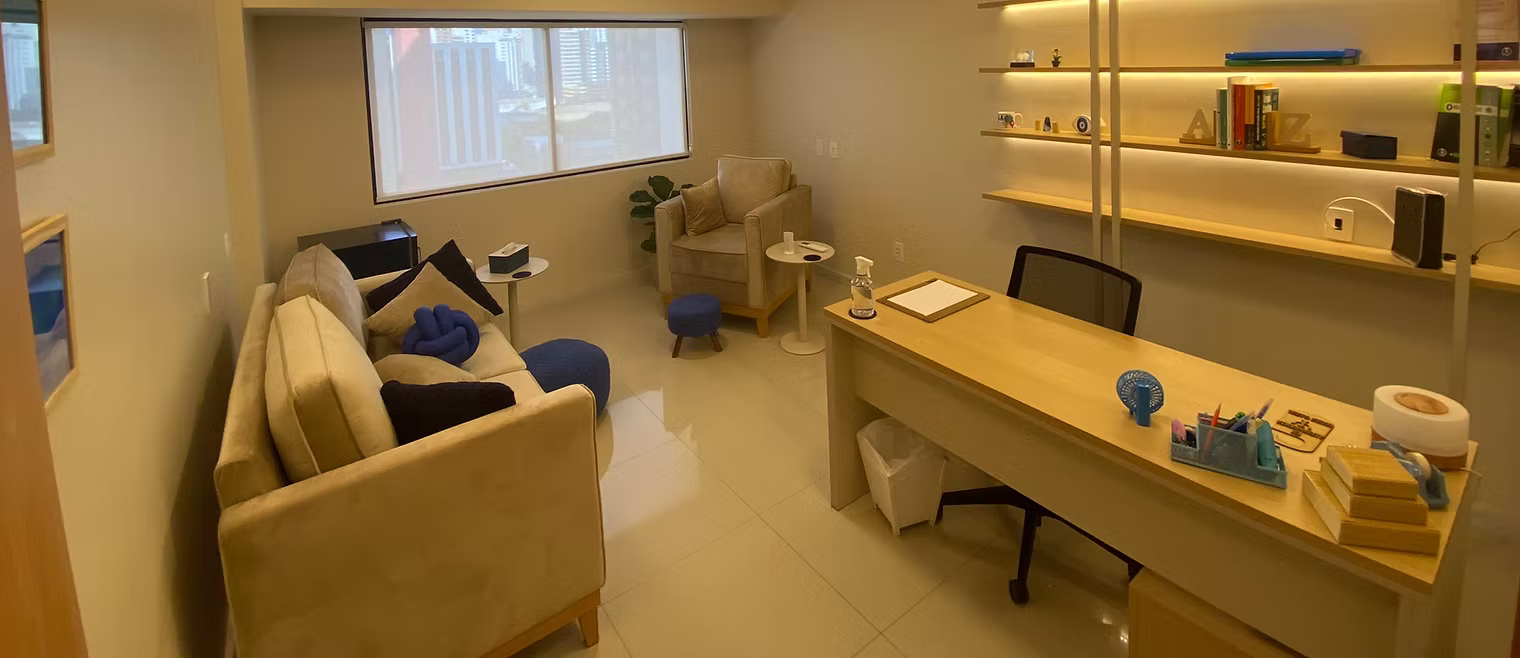 Consultório de Beatriz Oliveira: sala de atendimento com iluminação natural em Salvador